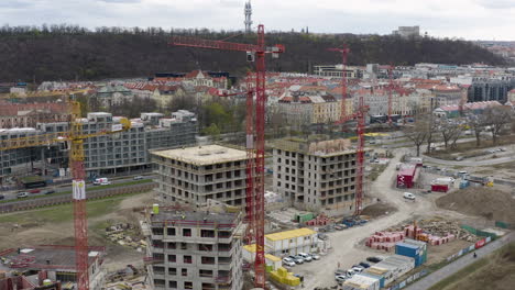 Baustelle-In-Der-Stadt-Prag-Mit-Kränen-Und-Baumaterial