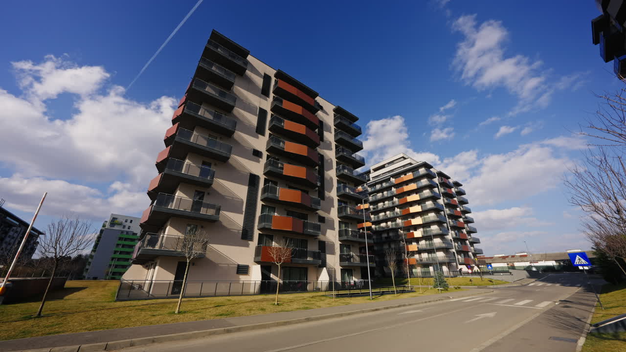 vista en ángulo bajo del nuevo edificio de apartamentos en una zona residencial moderna en un día soleado