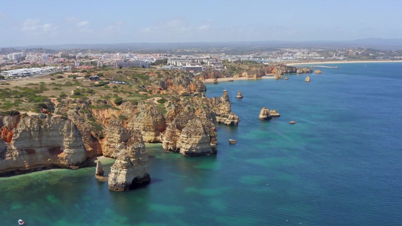 Portekiz'in Algarve Bölgesi'ndeki Lagos Kasabası sahil şeridi boyunca uzanan Ponta da Piedade Kaya Oluşumları. Havadan Çekim.