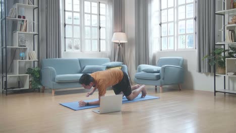 hombre haciendo ejercicio de tabla en casa