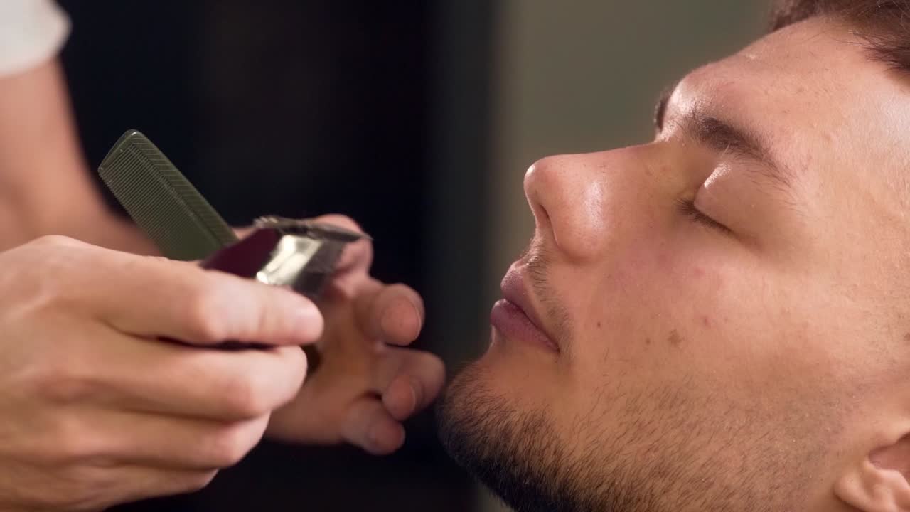 클로즈업, 이발사는 이발소에서 고객의 콧수염을 자른다
