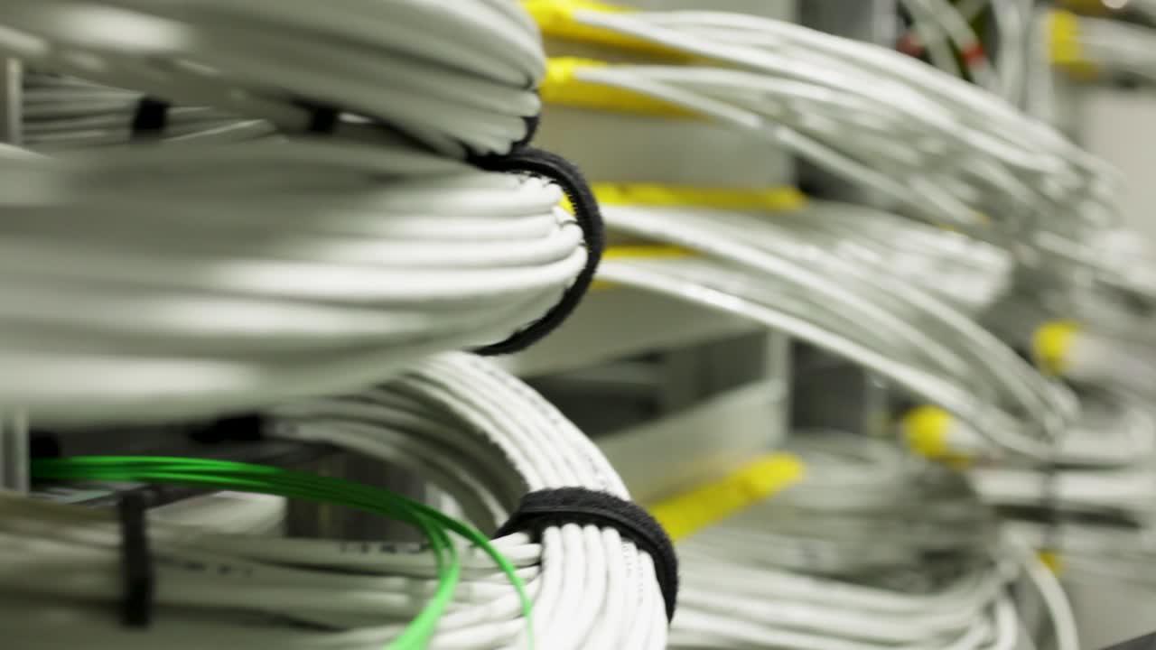 innumerables cables blancos, verdes y amarillos en una sala de servidores, centro de datos