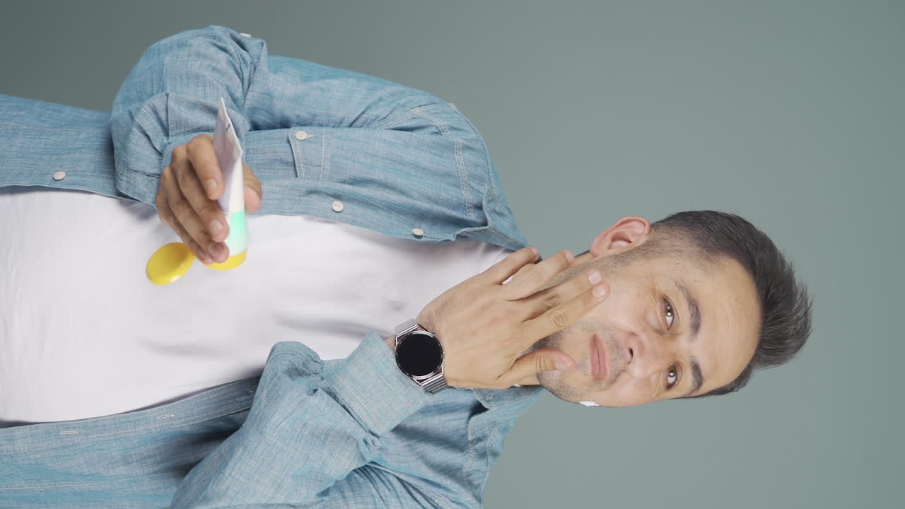 그 남자의 수직 비디오는 자신을 돌보고, 잘 정비되어 있습니다.