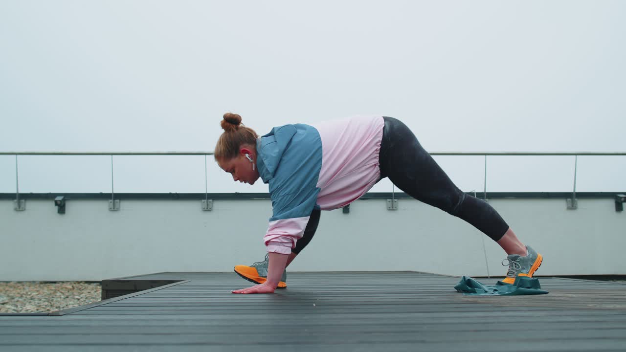 chica en forma haciendo ejercicio entrenamiento cardiovascular ejercicios al aire libre sentadillas yoga estiramientos ejercicios en el techo