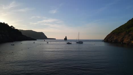 Hippies-En-La-Playa-Disfrutando-Del-Atardecer