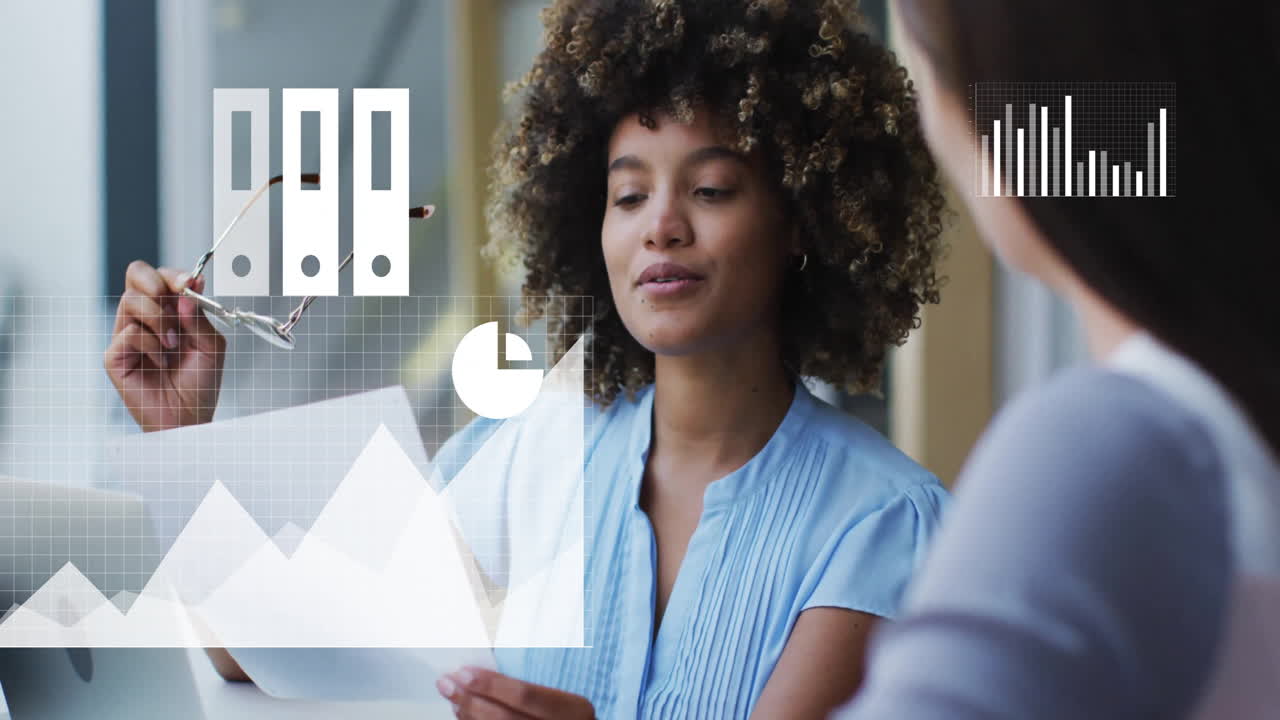 animación del procesamiento de datos financieros con iconos sobre diversos colegas discutiendo el trabajo en la oficina