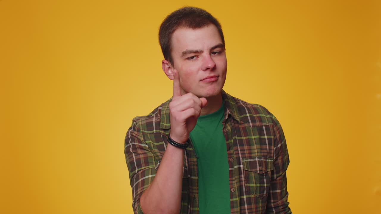 el hombre disgustado agita el dedo, diciendo no, ten cuidado, regañando, dando consejos para evitar el peligro error