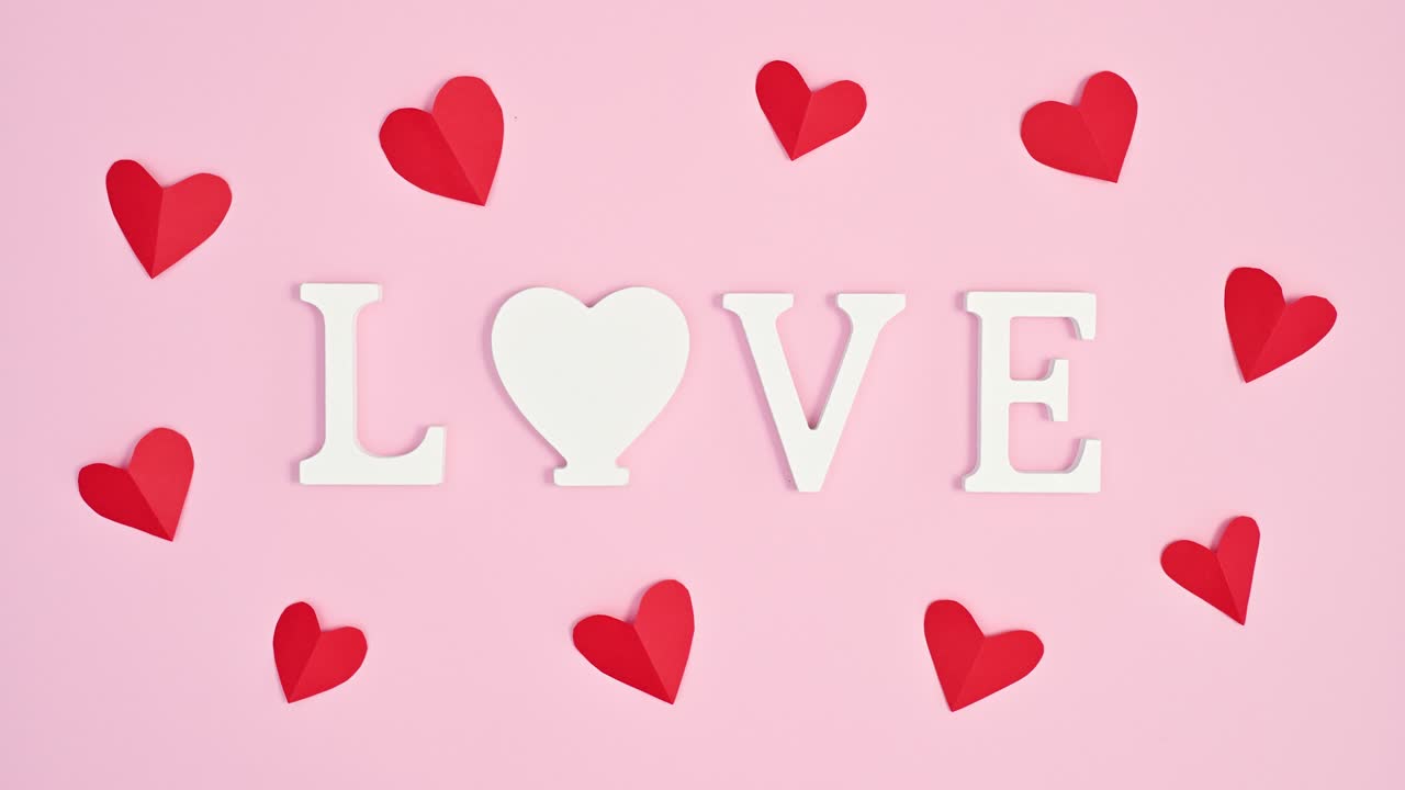 사랑의 문자를 중심으로 빨간 심장을 움직이는 발렌타인 데이 스 모션 애니메이션