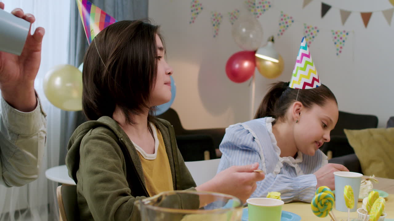 생일파티에서 사람들이