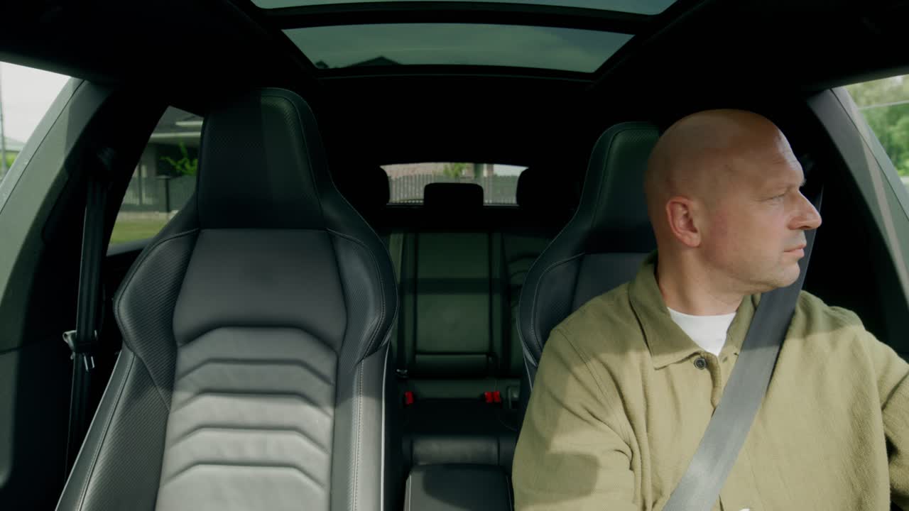 hombre conduciendo coche