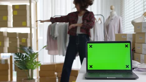 propietario de una pequeña empresa asiático empresario trabajo chroma clave pantalla verde