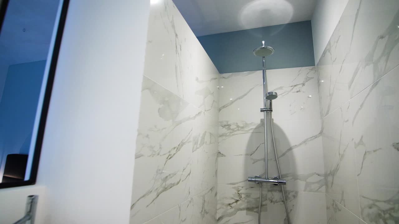 Moderne luksuriøs marmorbruser på badeværelset