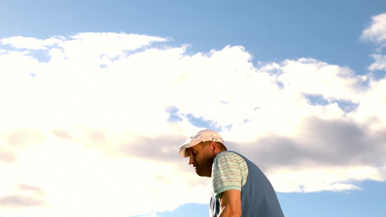 golfista balanceando su club en el campo