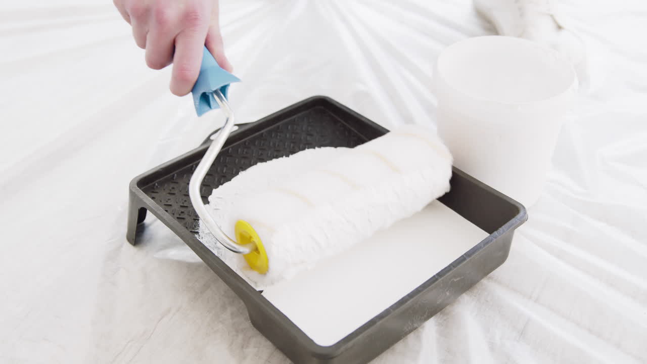 페인트 롤러로 벽을 칠하는 것