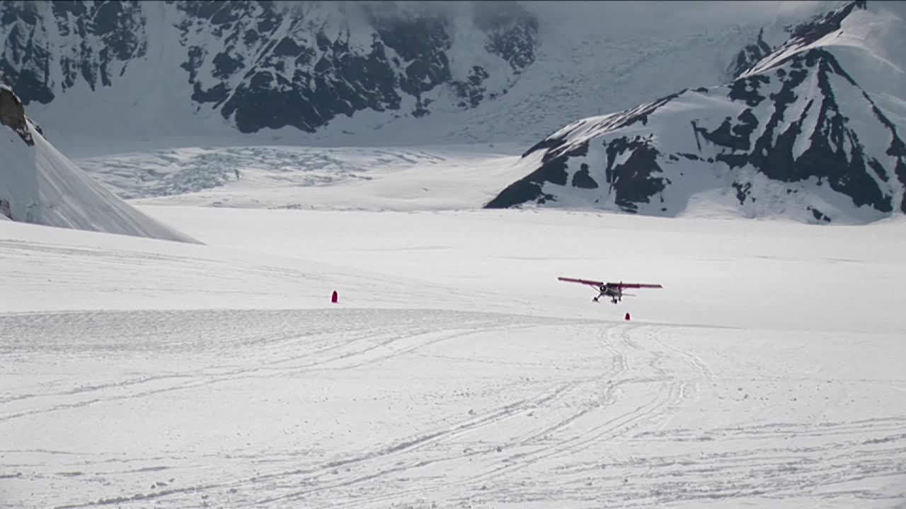 avión aterrizando en glaciar
