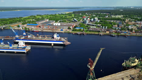 área industrial del puerto de riga, vista aérea por avión no tripulado