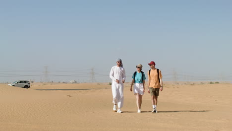 tres viajeros en el desierto