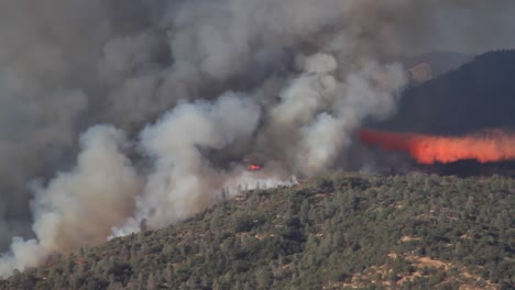 Airplane-dropping-retardant-on-a-raging-California-wildfire