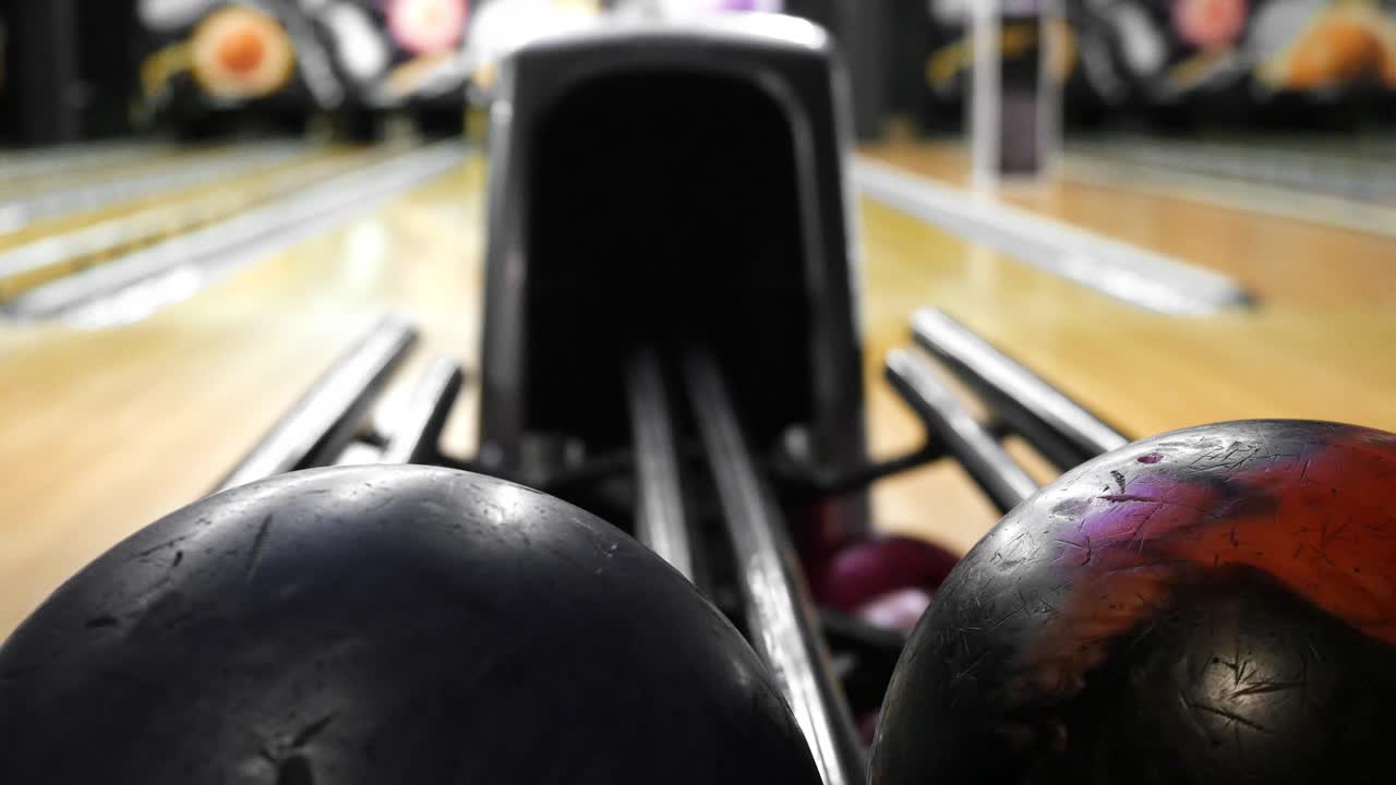 pista de bolos con bolas de bolos