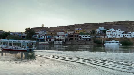 Colorido-Pueblo-Nubio-A-Orillas-Del-Río-Nilo-Cerca-De-Asuán