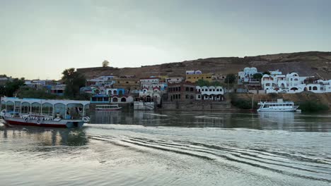 colorido pueblo nubio a orillas del río nilo cerca de asuán