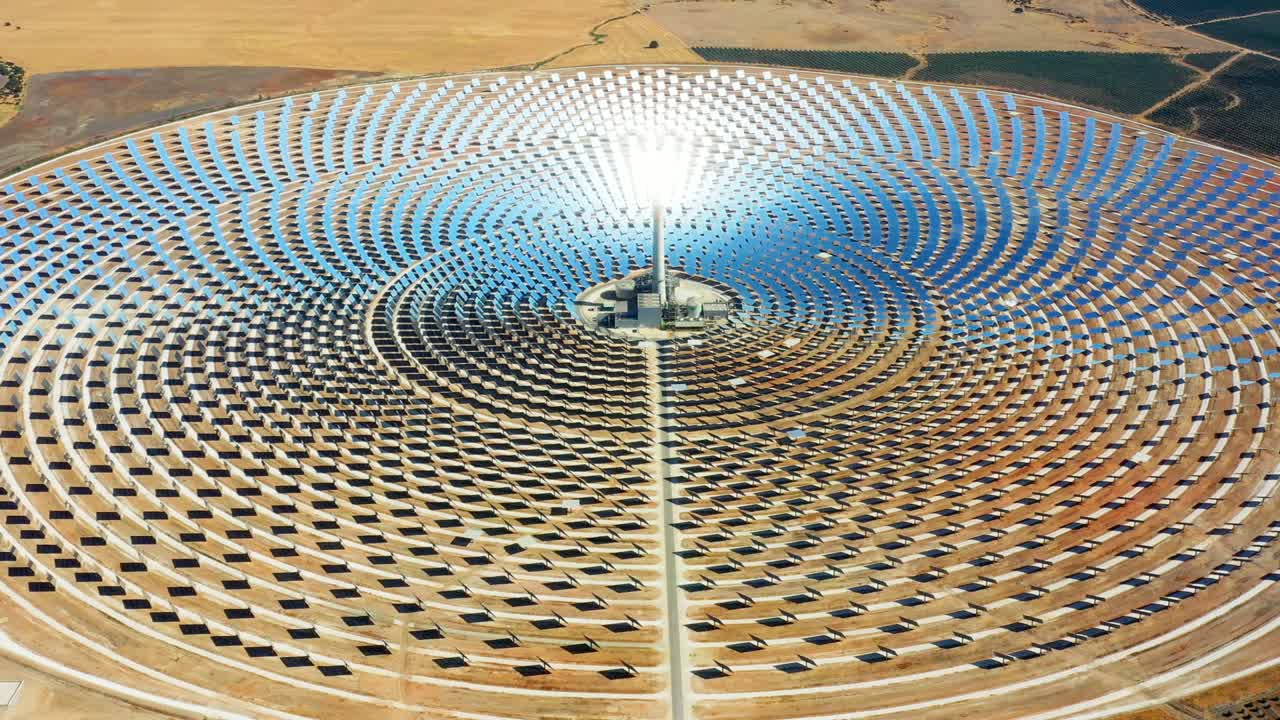 солнечные панели круговые электростанции с отражением солнечного света в панелях для производства возобновляемой и не загрязняющей энергии - воздушный вид с дроном - экологическая концепция