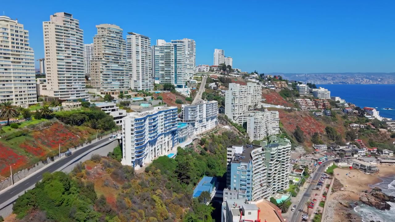 Veduta aerea panoramica di moderni edifici residenziali a Concon, Cile, in una giornata di sole