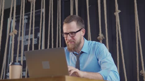 hombre de negocios trabajando en un café
