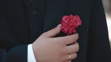 新郎が結婚式のドレスのドレッシングを修正する クローズアップスローモーション