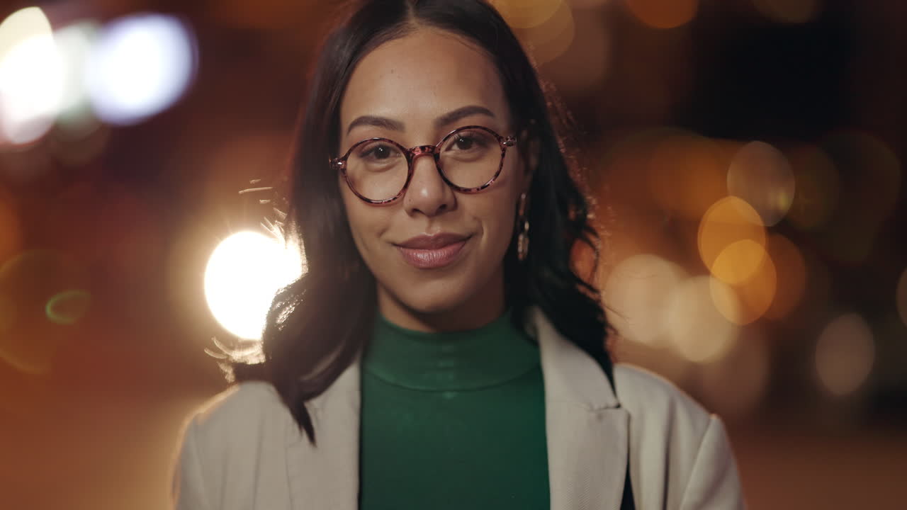 cara, sonrisa y mujer de negocios en la ciudad por la noche
