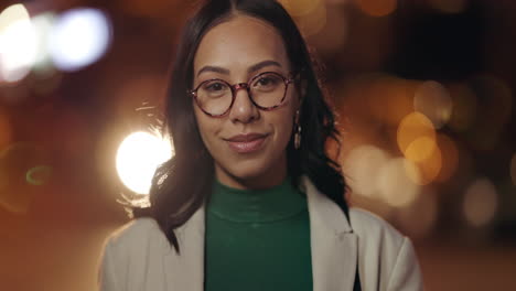 cara, sonrisa y mujer de negocios en la ciudad por la noche