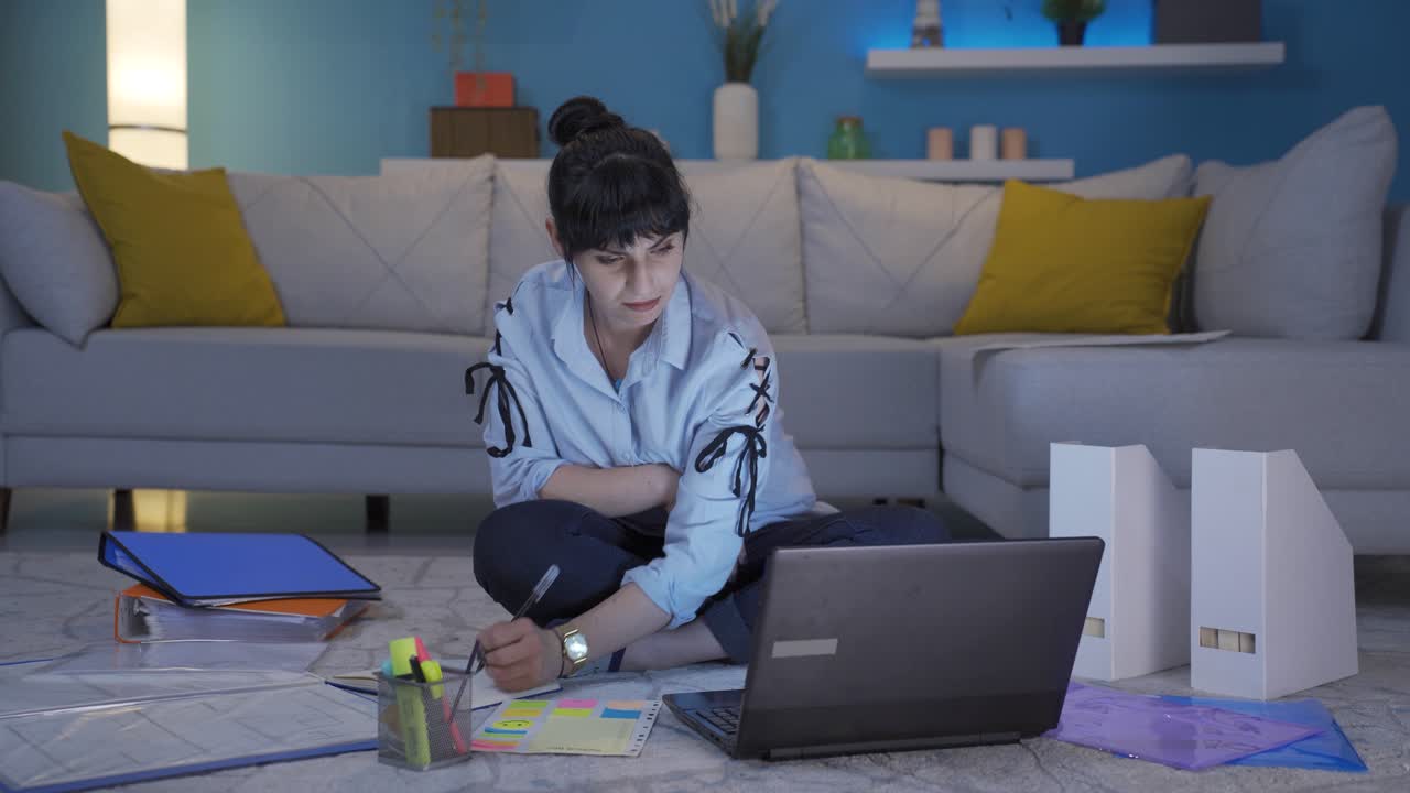 la mujer que trabaja en la oficina está cansada y con sueño.