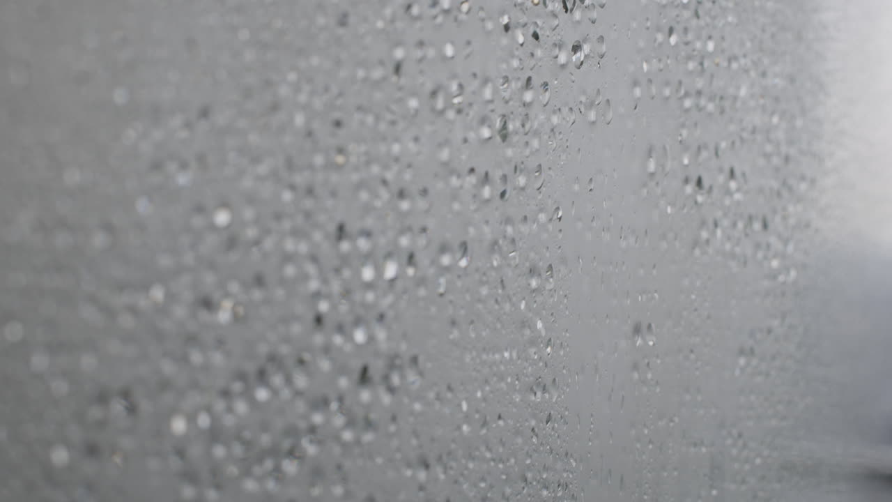 창문에 물방울이 떨어집니다.