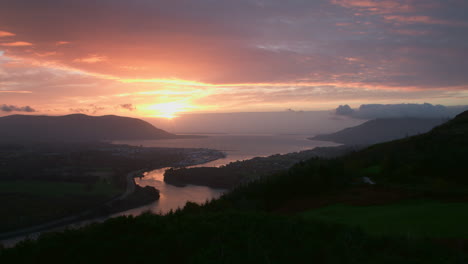 amanecer sobre warrenpoint desde el punto de vista de flagstaff en fathom hill cerca de newry