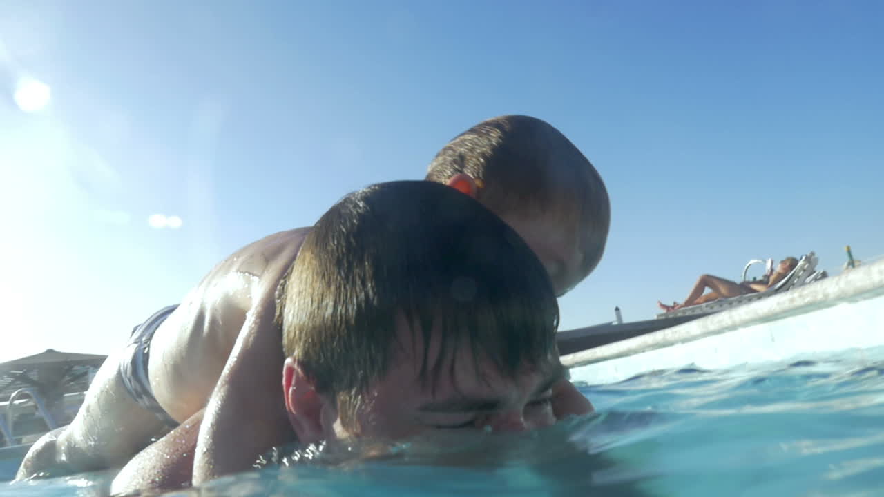 그들은 수영장에서 함께 다이빙을 즐기고 있습니다.