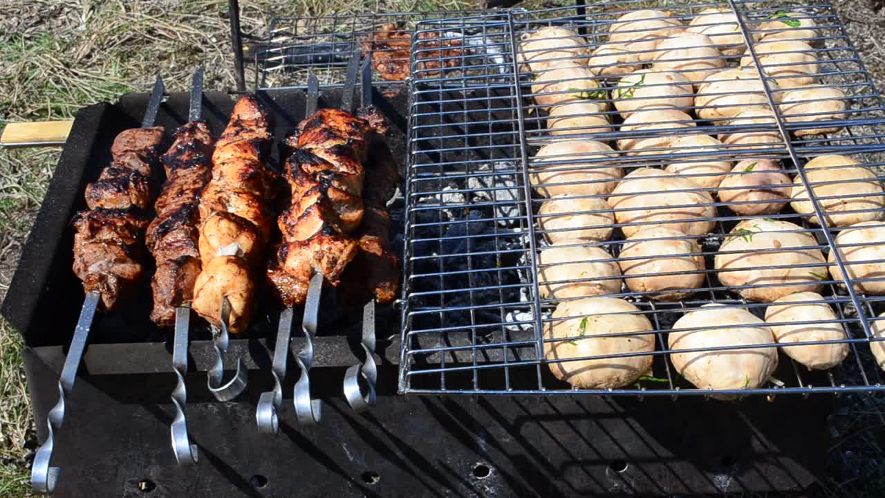 Processo di preparazione di un barbecue. Carne su una griglia