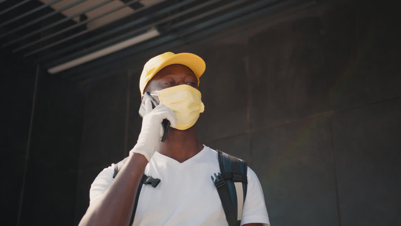 persona de entrega en una llamada