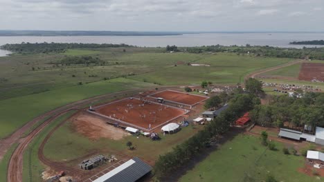 Vista-Aérea-Del-Emocionante-Evento-De-Salto-De-Caballo-Con-El-Río-Paraná-Visible-En-La-Distancia