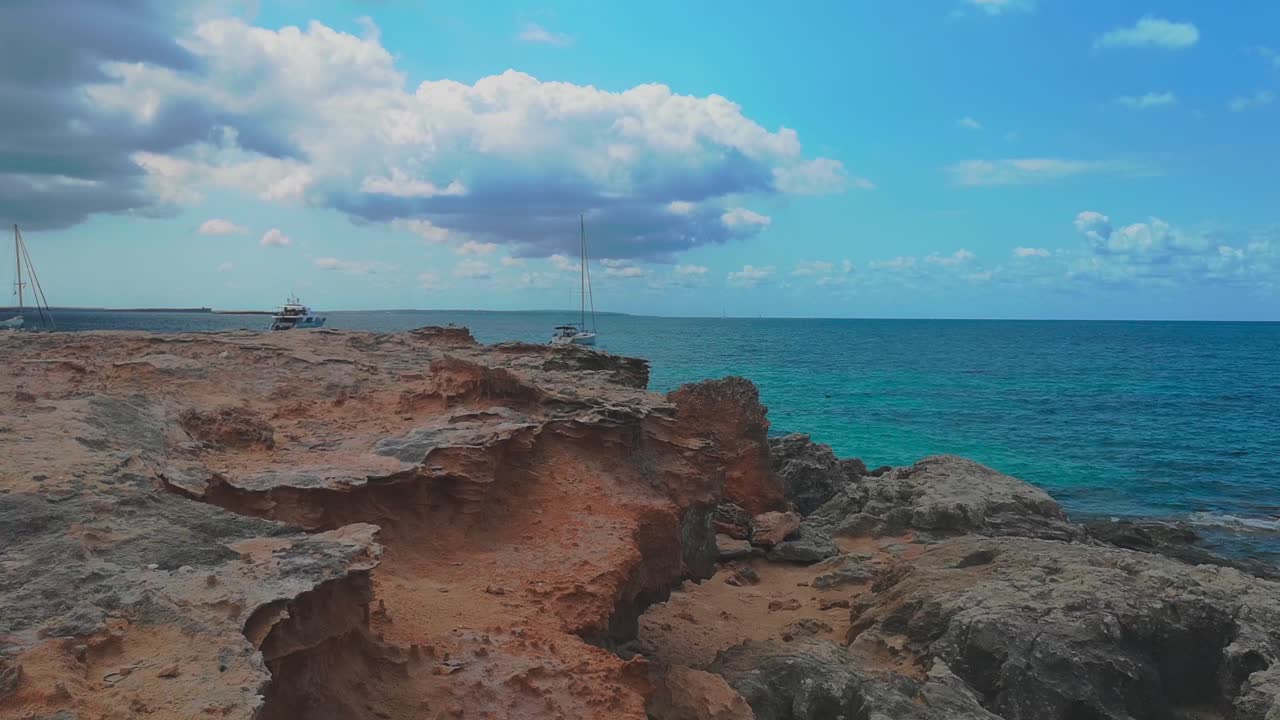 pan a lo largo de la hermosa costa