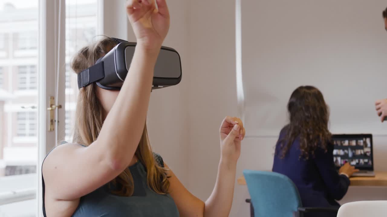 profesionales creativos de la generación del milenio trabajando en una oficina creativa