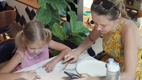 madre e hija aprendiendo cerámica juntos