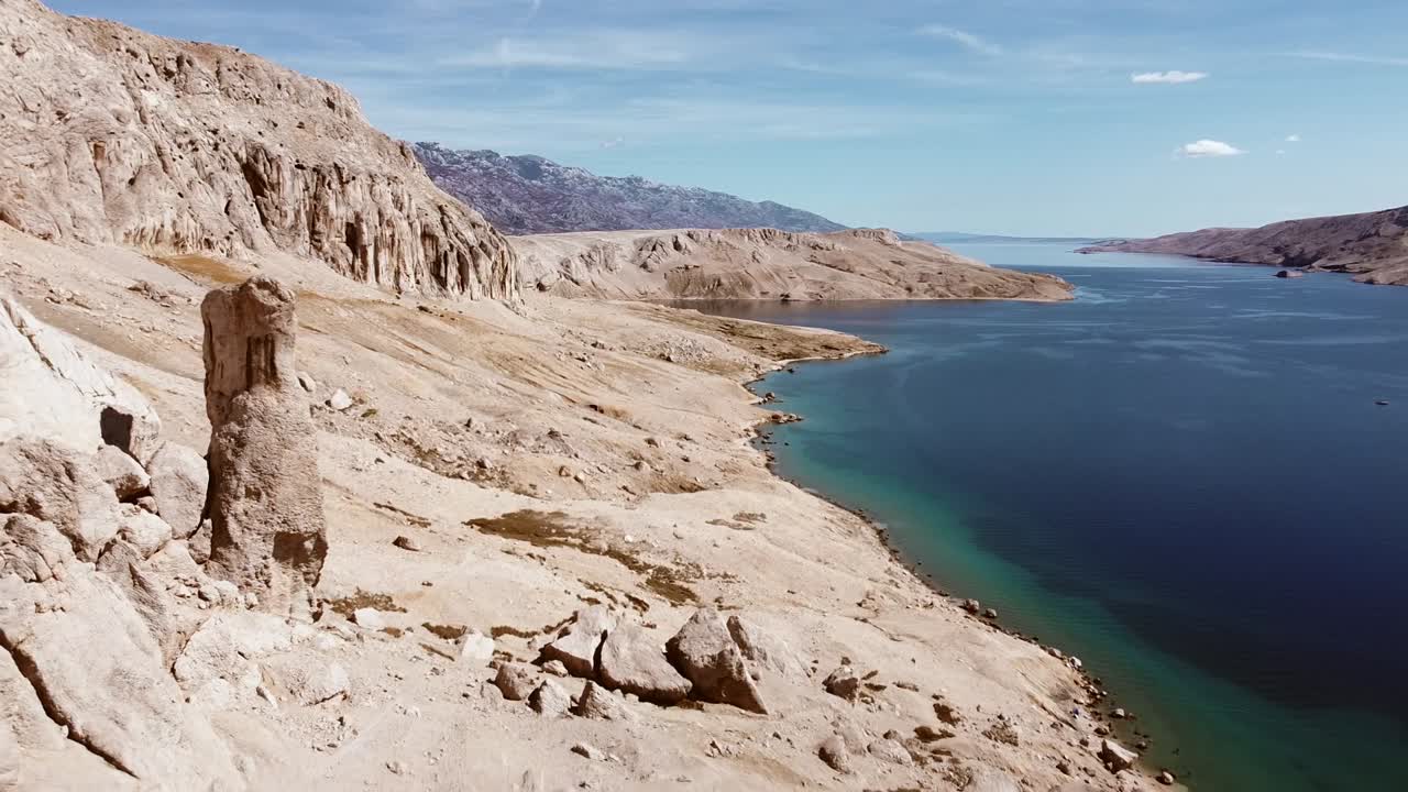 vuelo de drones sobre hermosas montañas rocosas y mar