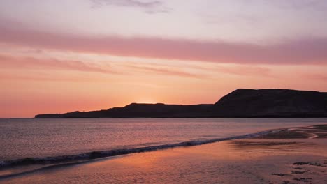 Die-Friedliche-Landschaft-Einer-Insel-In-Patagonien-Bei-Sonnenuntergang,-Wunderschönes-Touristenziel-–-Weitwinkelaufnahme