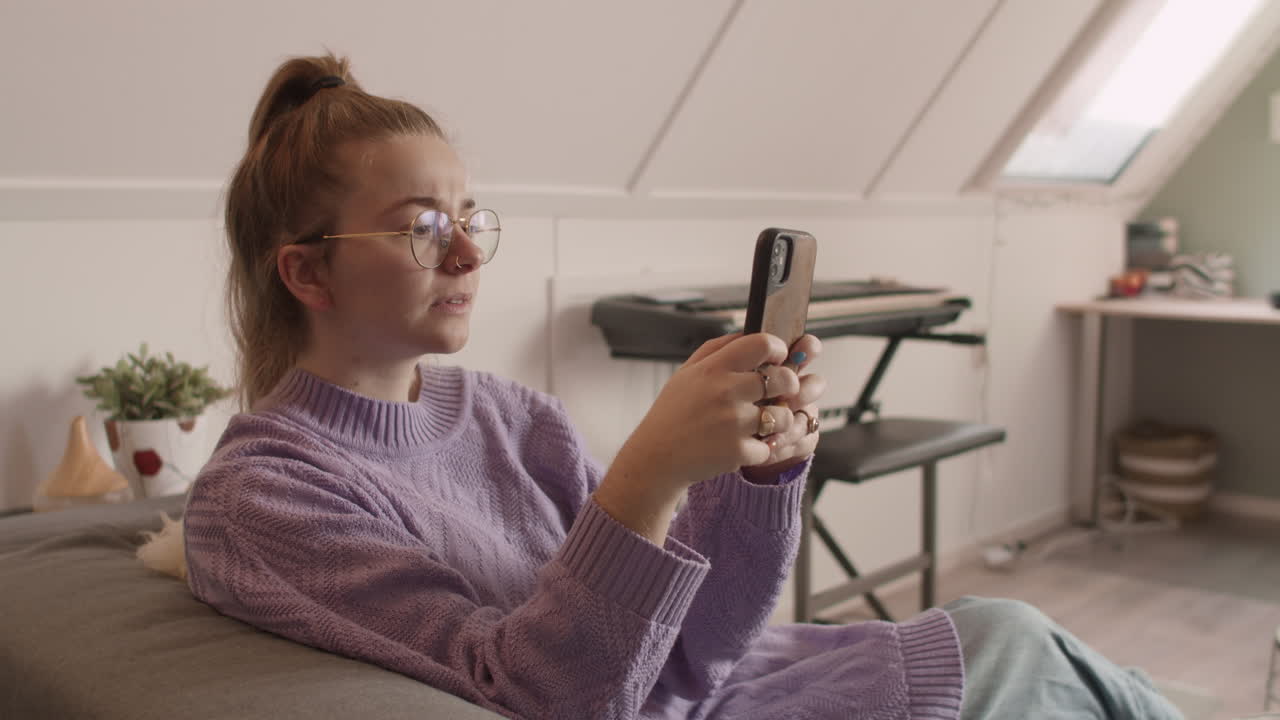 chica insegura tomando selfies, lado, medio