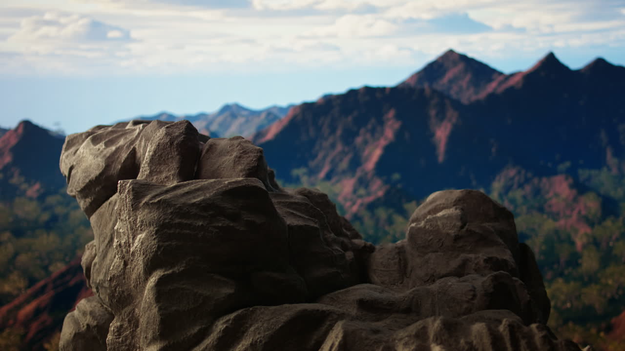 바위 절벽과 광활한 전망을 가진 외 산의 야생