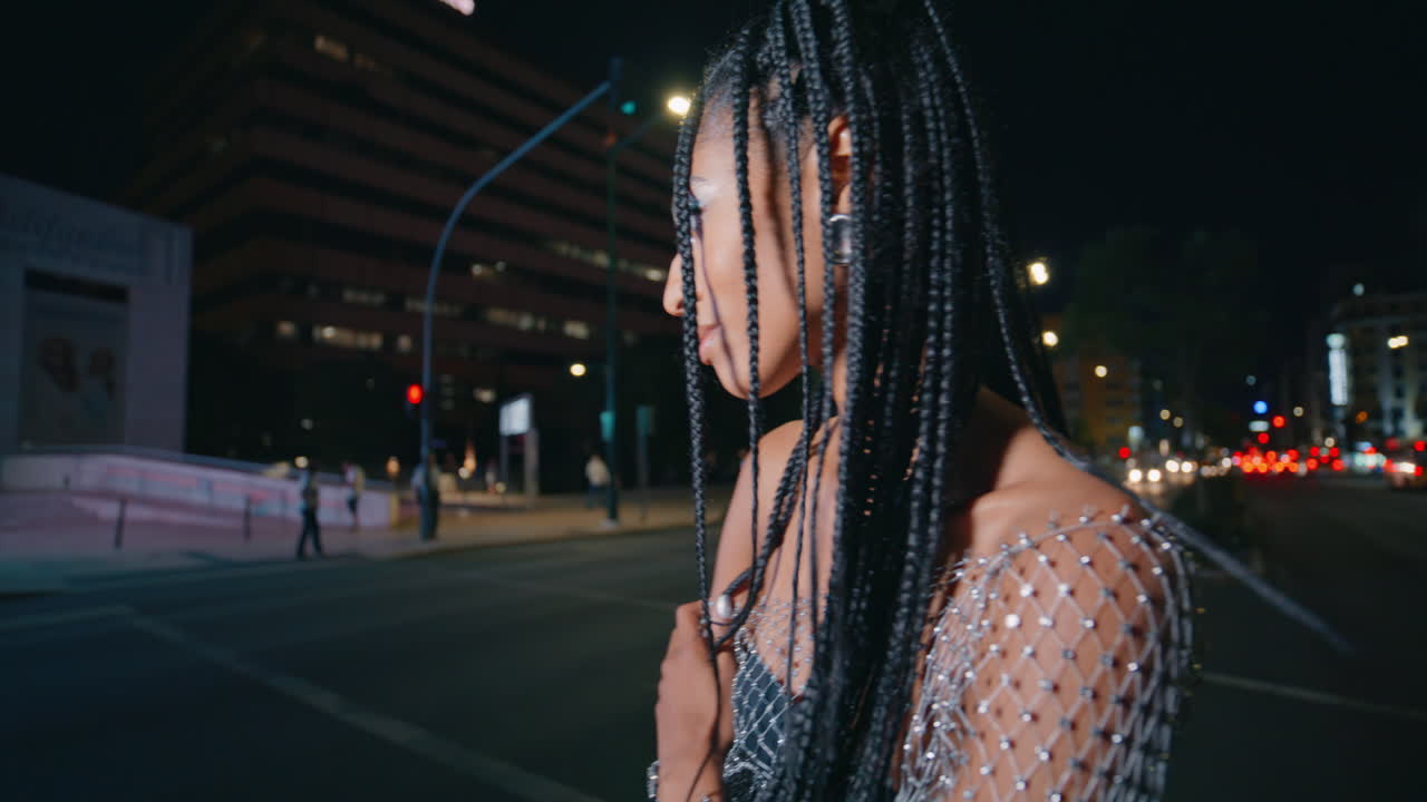 mujer seductora de pie calle nocturna cuerpo en movimiento primer plano. mujer posando