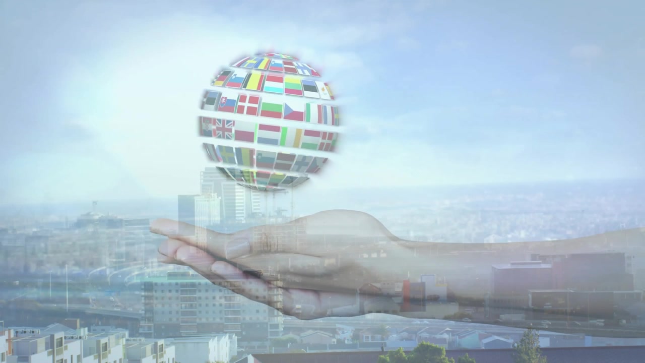 Mano che tiene un globo con bandiere internazionali, animazione che mostra uno sfondo di paesaggio urbano