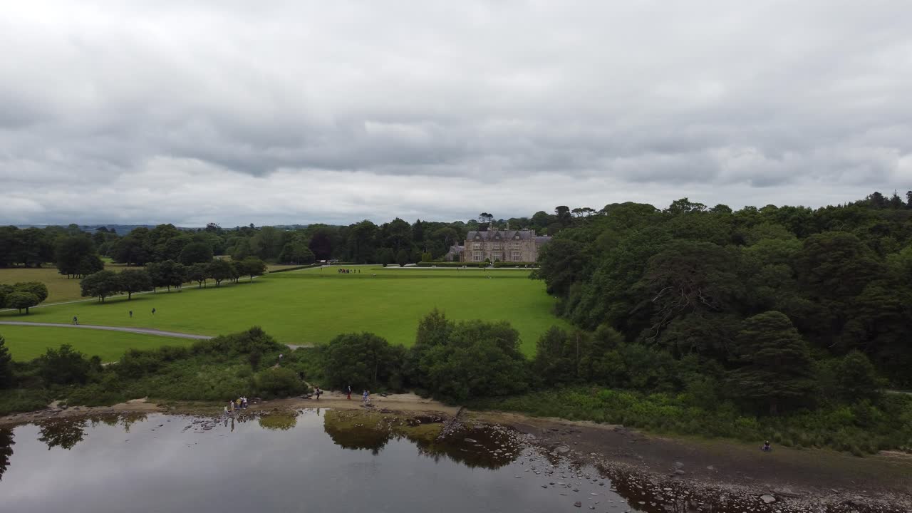 muckross casa y jardines ring of kerry irlanda drone vista aérea desde el lago
