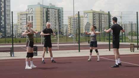 Gruppe-Multiethnischer-Freunde-Beim-Dehnen-Von-Sportbekleidung