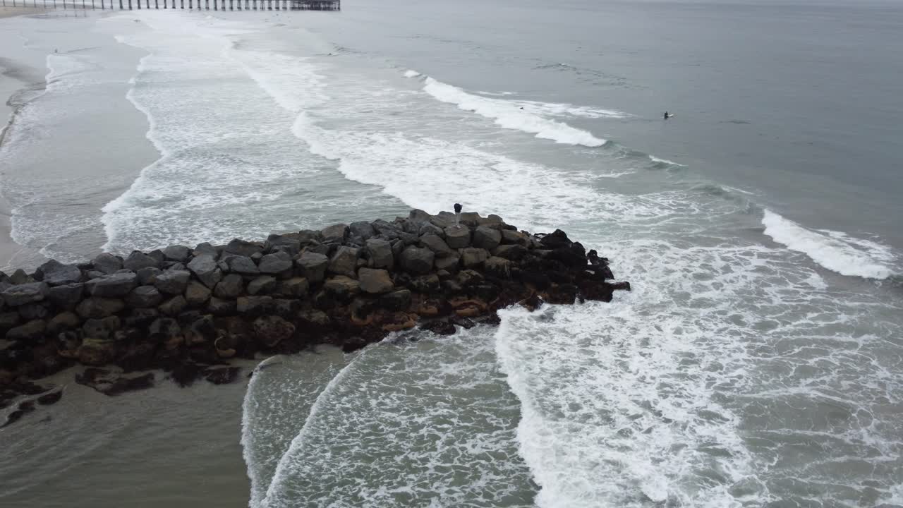 hombre solo explorando la playa durante un hermoso amanecer en california